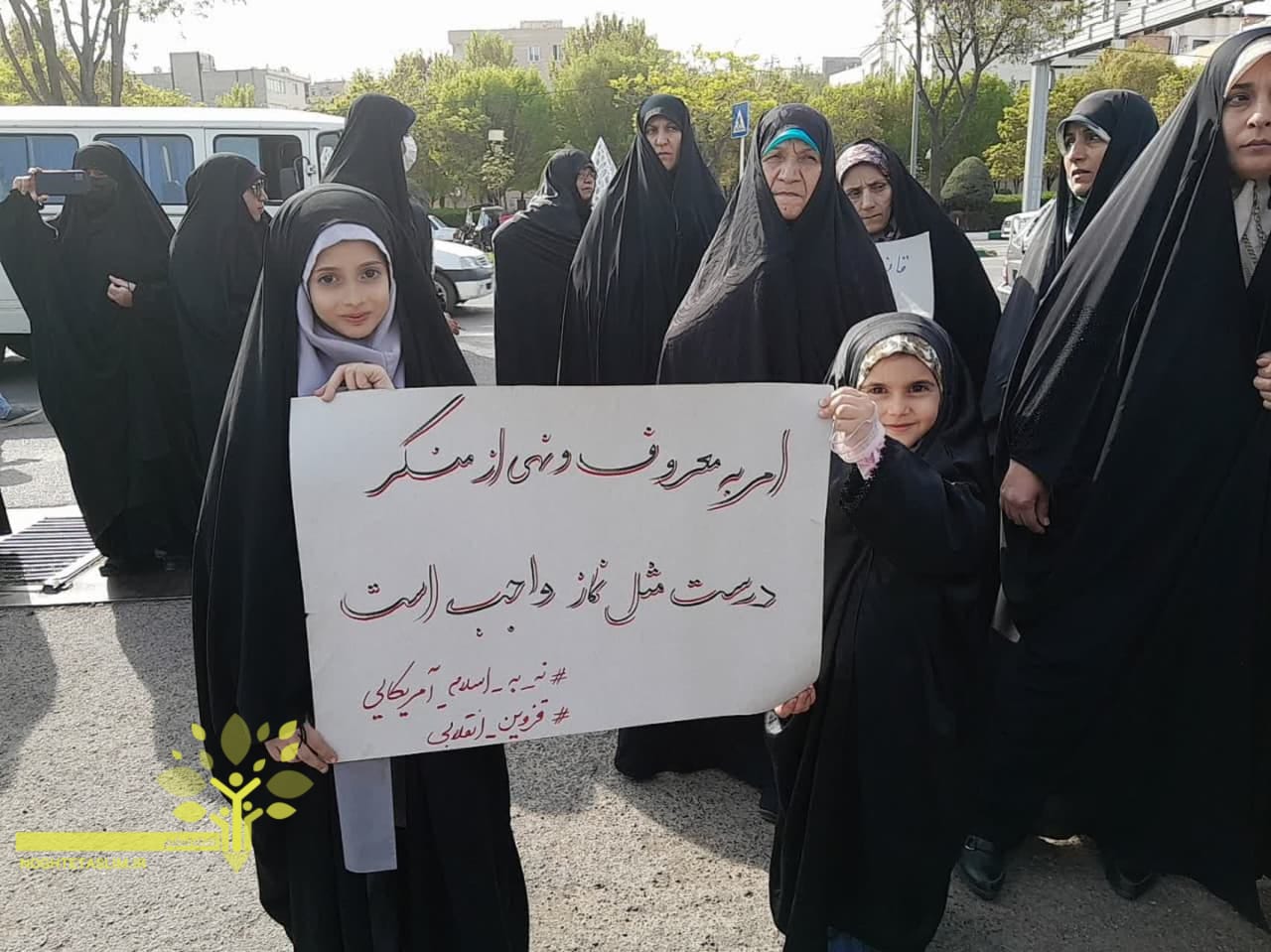 تجمع ۲۰۰ نفر از بانوان قزوینی در حمایت از طرح عفاف و حجاب + عکس