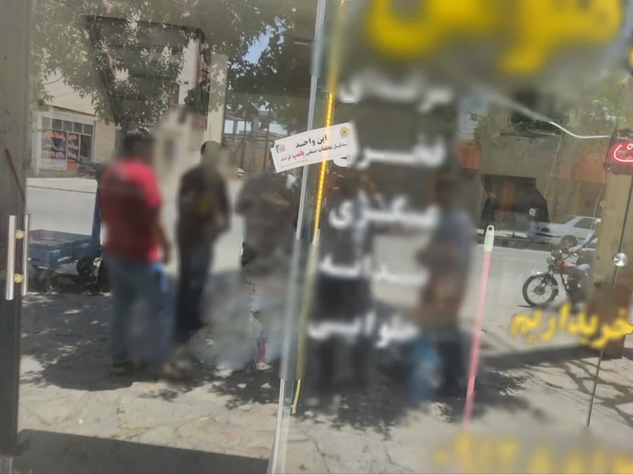 مغازه خشکبار در تاکستان با تبلیغات نامتعارف پلمب شد