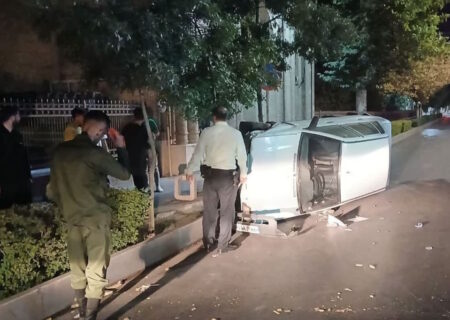 واژگونی خودروی پراید در خیابان هلال احمر قزوین