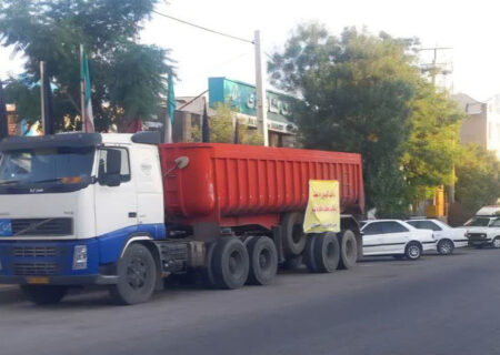 کامیون متخلف در آوج به‌ دلیل تمرد از دستور پلیس توقیف شد
