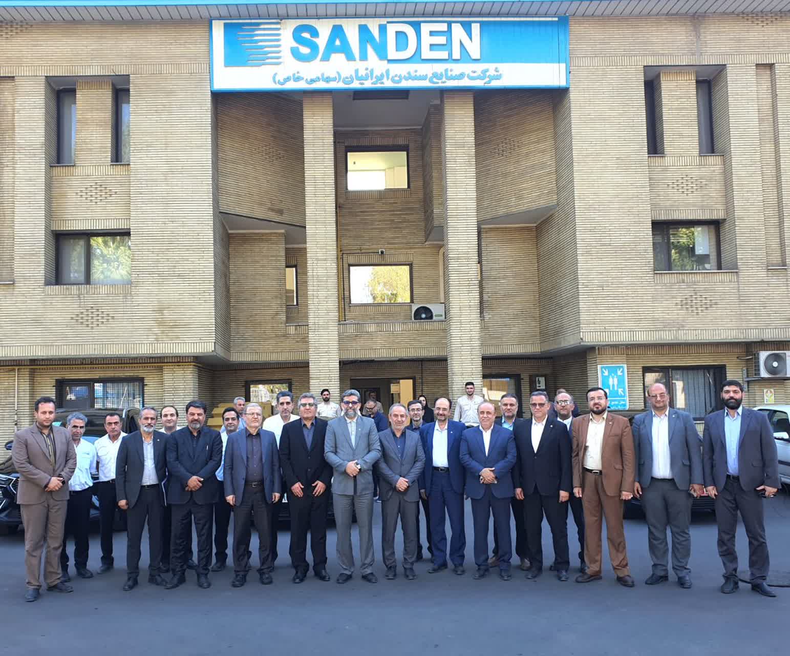 سندن ایرانیان؛ پرچمدار خودکفایی در صنعت تهویه خودرو سفر معاون وزیر سمت به قزوین سندن ایرانیان؛ پرچمدار خودکفایی در صنعت تهویه خودرو سفر معاون وزیر سمت به قزوین