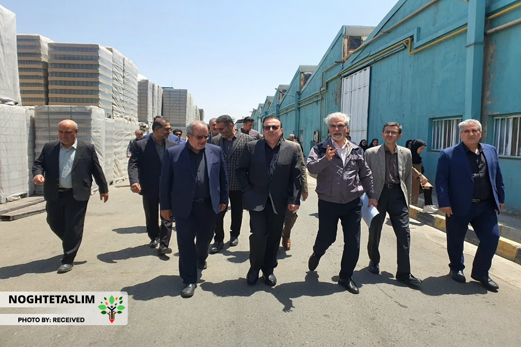 باقری مقدم مدیرعامل شیشه مینا درحال توضیح روند خط تولید شرکت برای استاندار قزوین باقری مقدم مدیرعامل شیشه مینا درحال توضیح روند خط تولید شرکت برای استاندار قزوین