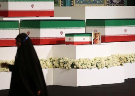 پیکر رهبر فقید ایران، برای مراسم تشییع در تهران به نمایش گذاشته شد