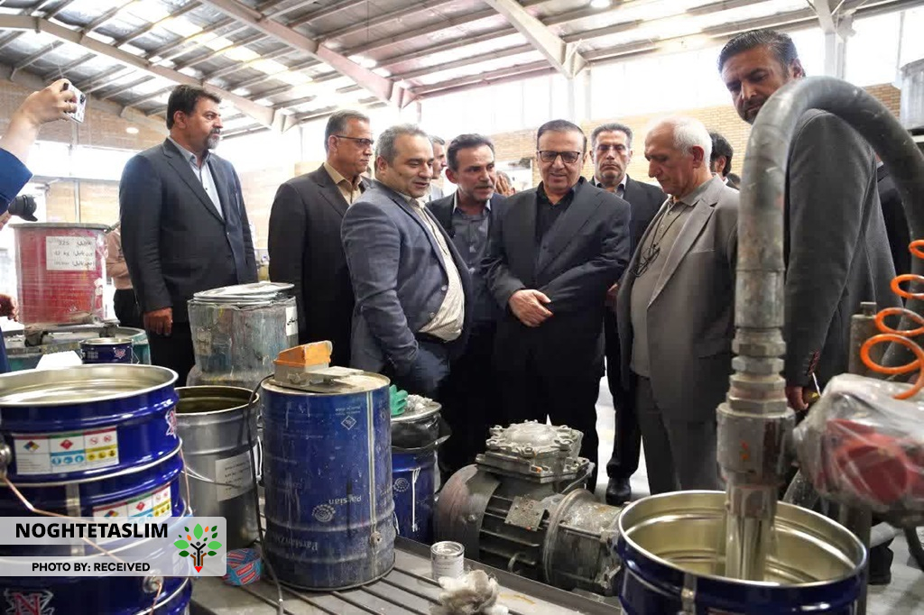 مدیر عامل نگین زره پارسیان در حال ارائه توضیح در مورد فرایند تولید محصولات این شرکت مدیر عامل نگین زره پارسیان در حال ارائه توضیح در مورد فرایند تولید محصولات این شرکت