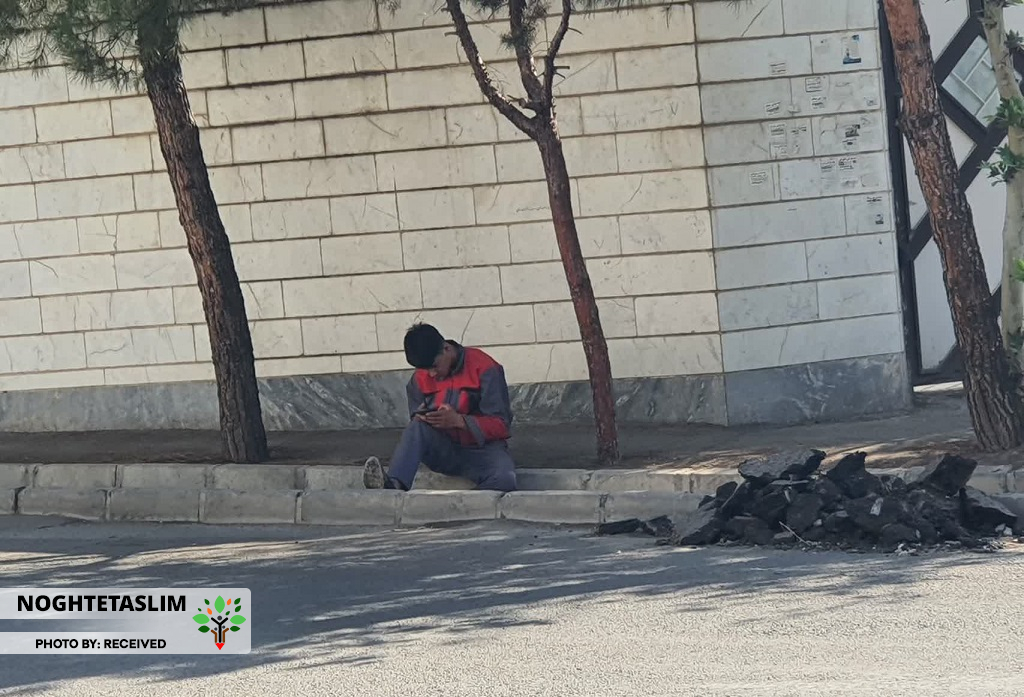 کارگر اتباع افاغنه در قزوین در حال مرور شبکه اجتماعی